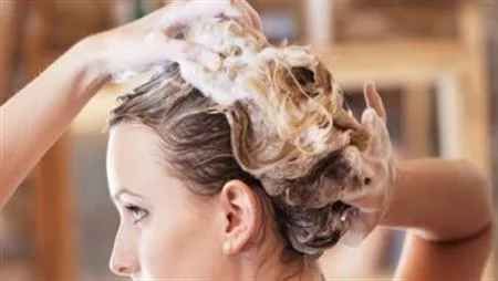 توقف ! هل تستخدم شامبو طبيعي لتنظيف شعرك؟